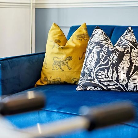 Long Term And Summer Special Offer! 5-Bedroom Spacious, Stunning Design, Sociable Areas & Cosy House Near South Downs Park, Sleeps 11 With Games Room, Private Parking And Garden- By Blue Puffin Stays ווטרלוביל מראה חיצוני תמונה