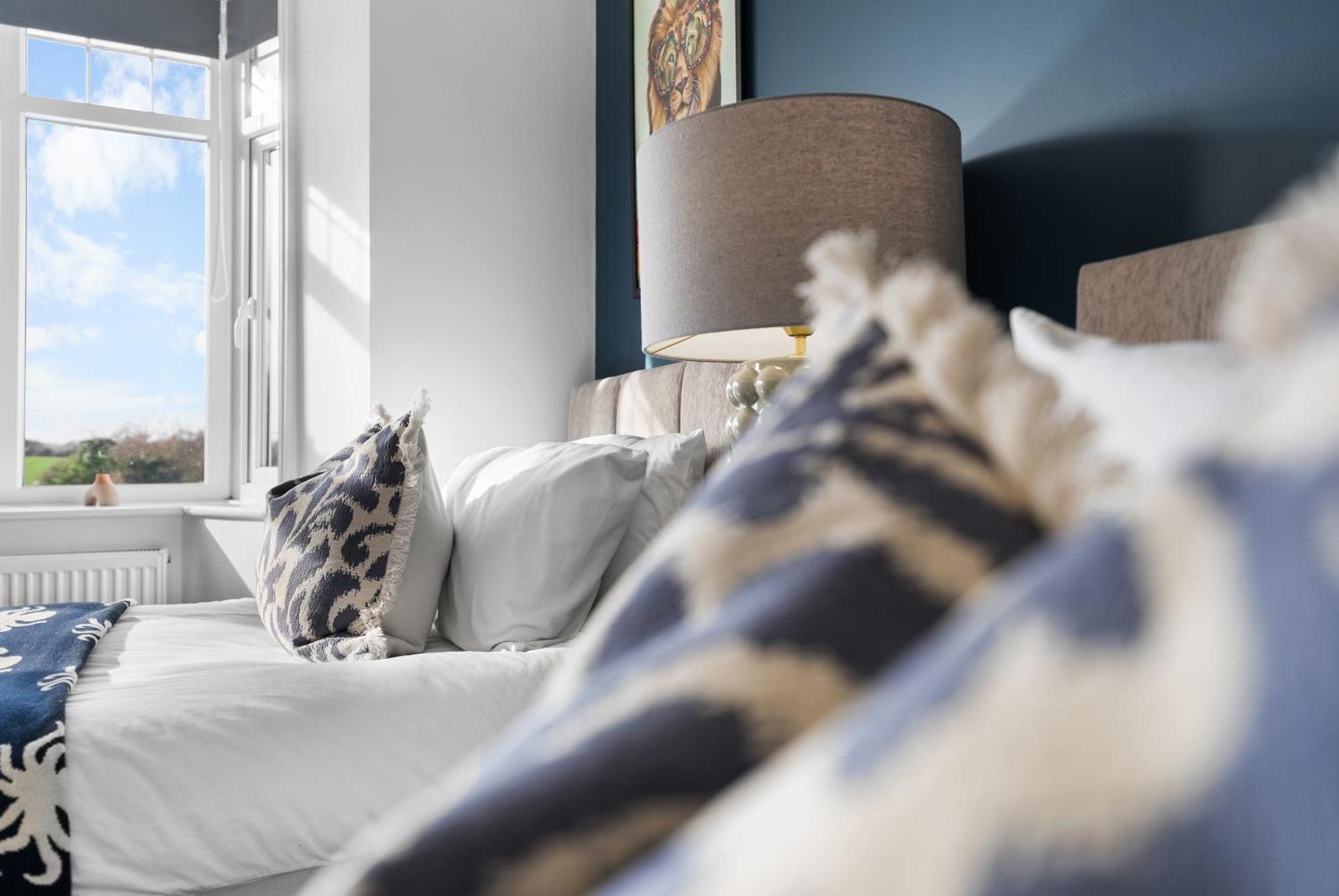 Long Term And Summer Special Offer! 5-Bedroom Spacious, Stunning Design, Sociable Areas & Cosy House Near South Downs Park, Sleeps 11 With Games Room, Private Parking And Garden- By Blue Puffin Stays ווטרלוביל מראה חיצוני תמונה