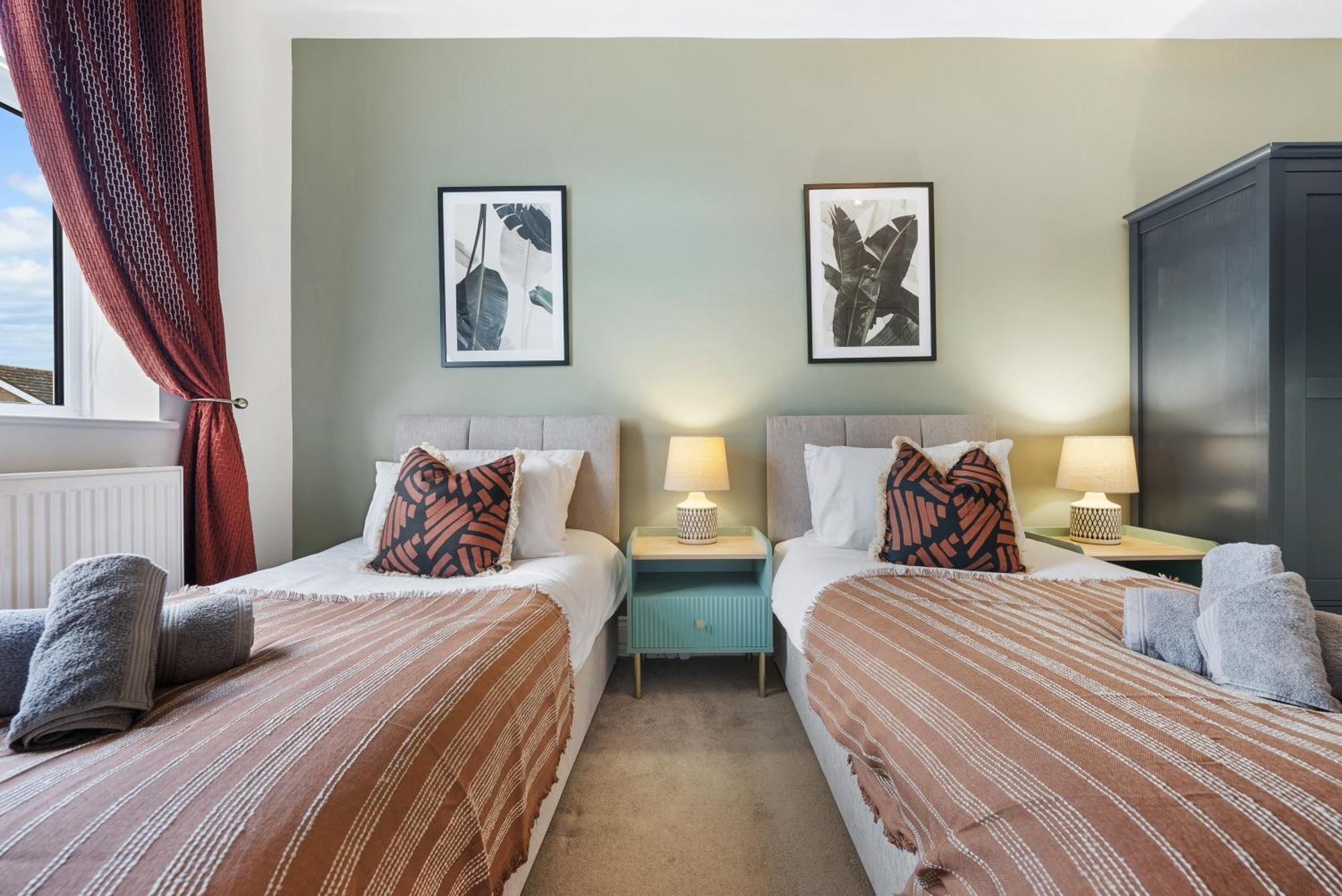 Long Term And Summer Special Offer! 5-Bedroom Spacious, Stunning Design, Sociable Areas & Cosy House Near South Downs Park, Sleeps 11 With Games Room, Private Parking And Garden- By Blue Puffin Stays ווטרלוביל מראה חיצוני תמונה