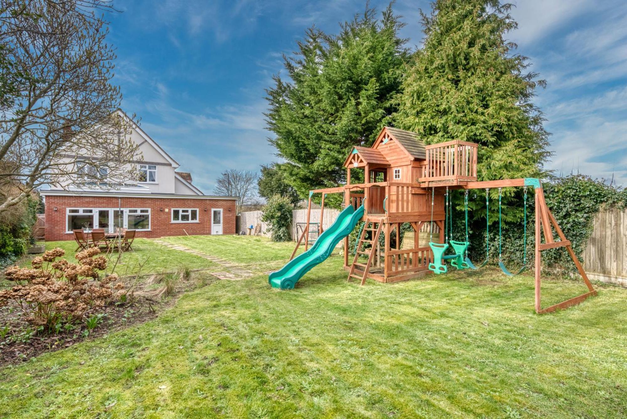 Long Term And Summer Special Offer! 5-Bedroom Spacious, Stunning Design, Sociable Areas & Cosy House Near South Downs Park, Sleeps 11 With Games Room, Private Parking And Garden- By Blue Puffin Stays ווטרלוביל מראה חיצוני תמונה