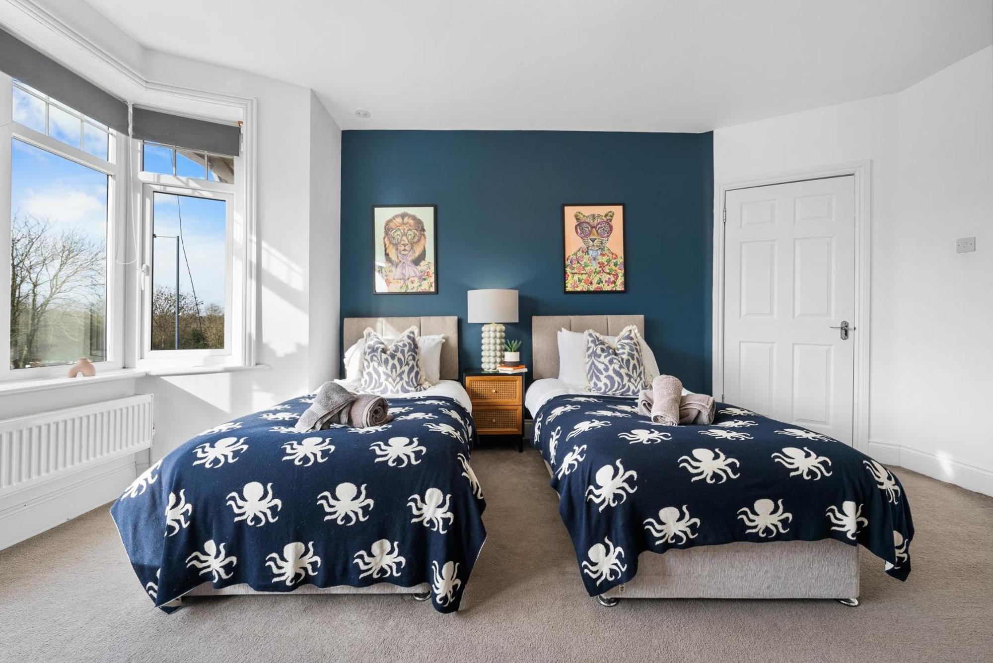 Long Term And Summer Special Offer! 5-Bedroom Spacious, Stunning Design, Sociable Areas & Cosy House Near South Downs Park, Sleeps 11 With Games Room, Private Parking And Garden- By Blue Puffin Stays ווטרלוביל מראה חיצוני תמונה