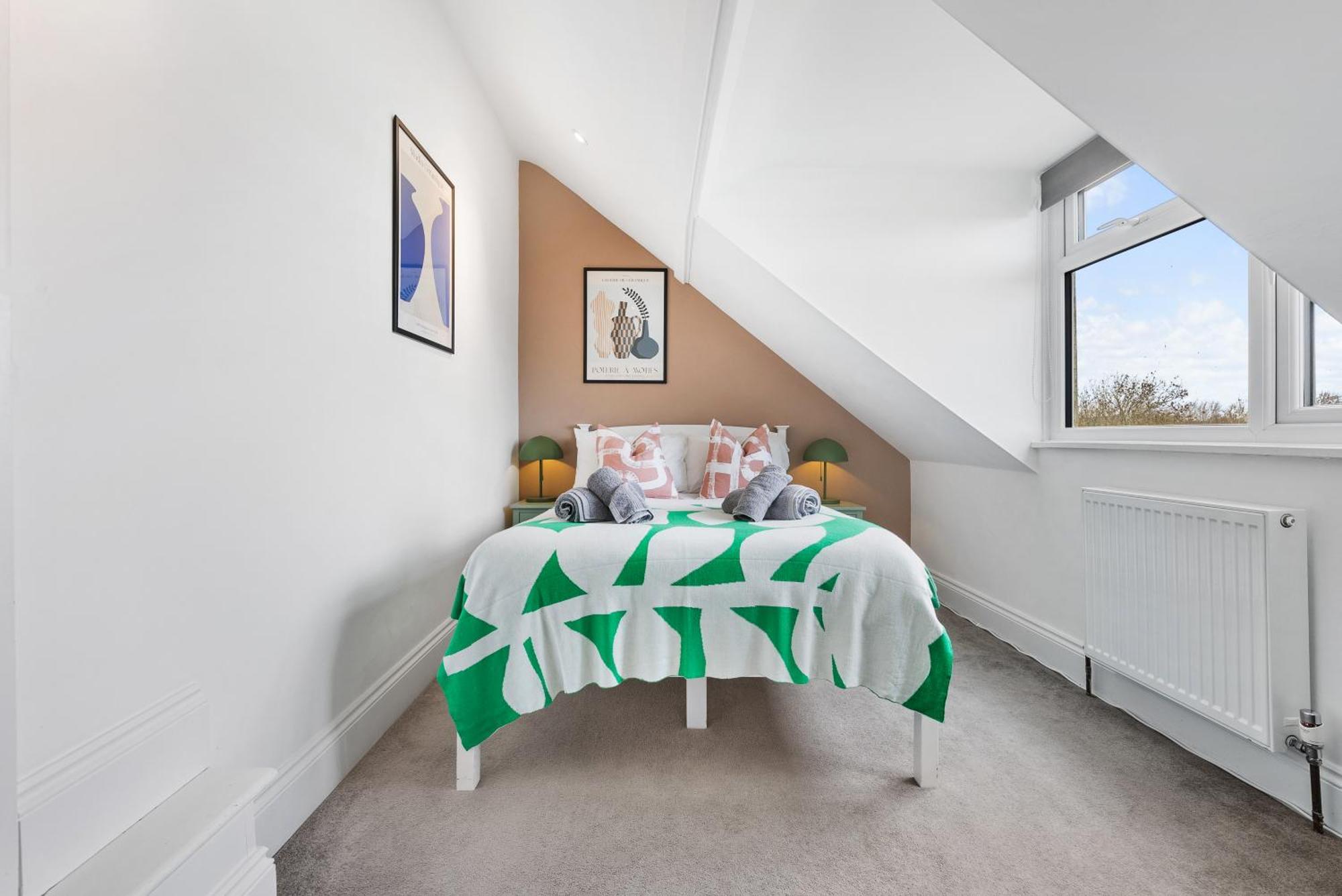 Long Term And Summer Special Offer! 5-Bedroom Spacious, Stunning Design, Sociable Areas & Cosy House Near South Downs Park, Sleeps 11 With Games Room, Private Parking And Garden- By Blue Puffin Stays ווטרלוביל מראה חיצוני תמונה