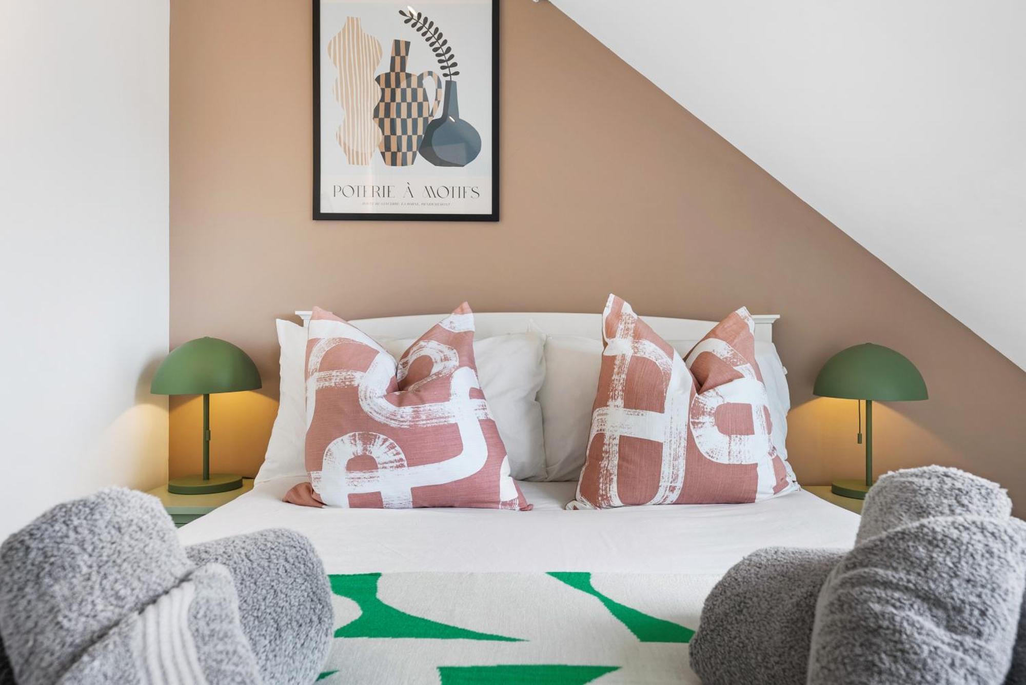 Long Term And Summer Special Offer! 5-Bedroom Spacious, Stunning Design, Sociable Areas & Cosy House Near South Downs Park, Sleeps 11 With Games Room, Private Parking And Garden- By Blue Puffin Stays ווטרלוביל מראה חיצוני תמונה