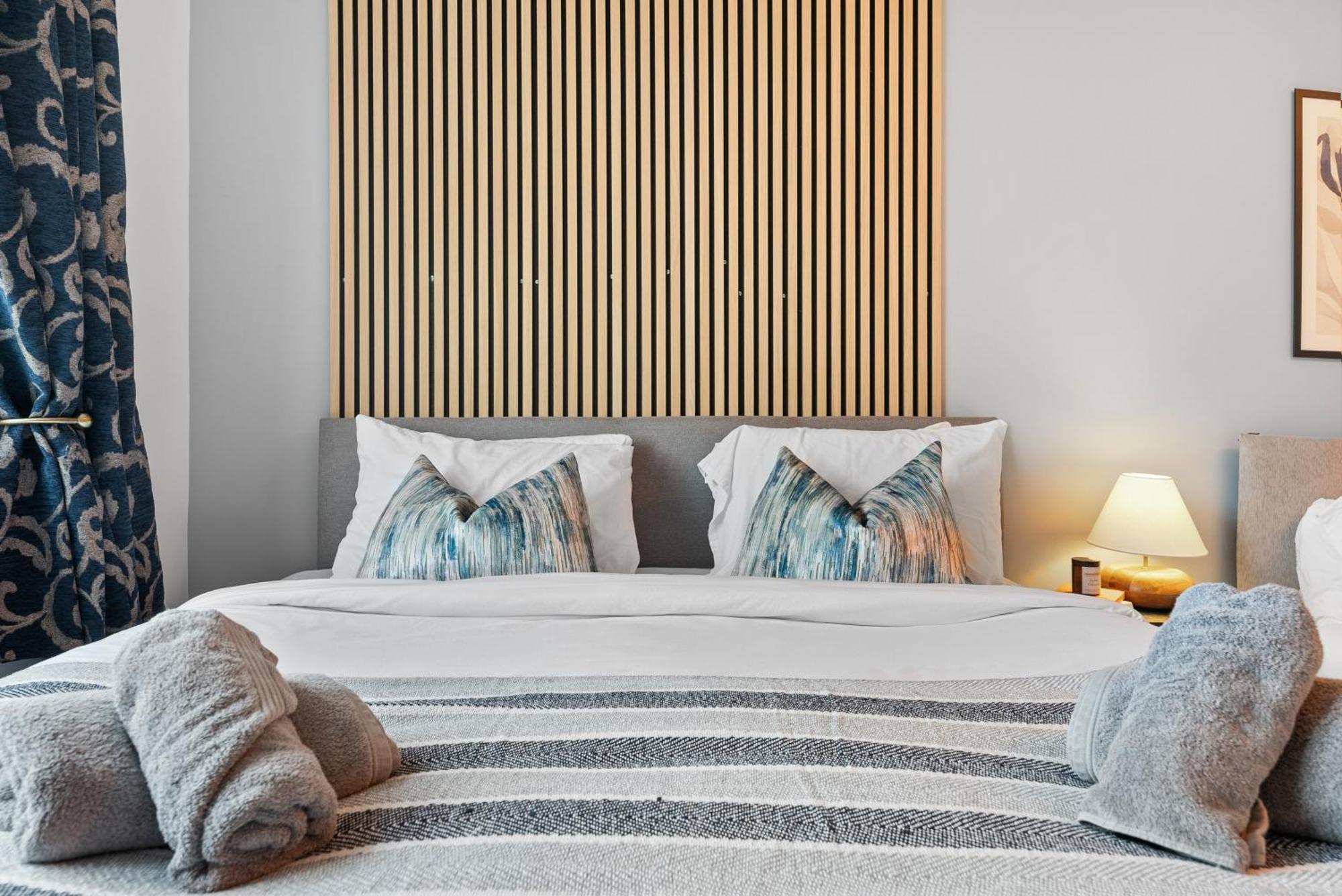 Long Term And Summer Special Offer! 5-Bedroom Spacious, Stunning Design, Sociable Areas & Cosy House Near South Downs Park, Sleeps 11 With Games Room, Private Parking And Garden- By Blue Puffin Stays ווטרלוביל מראה חיצוני תמונה