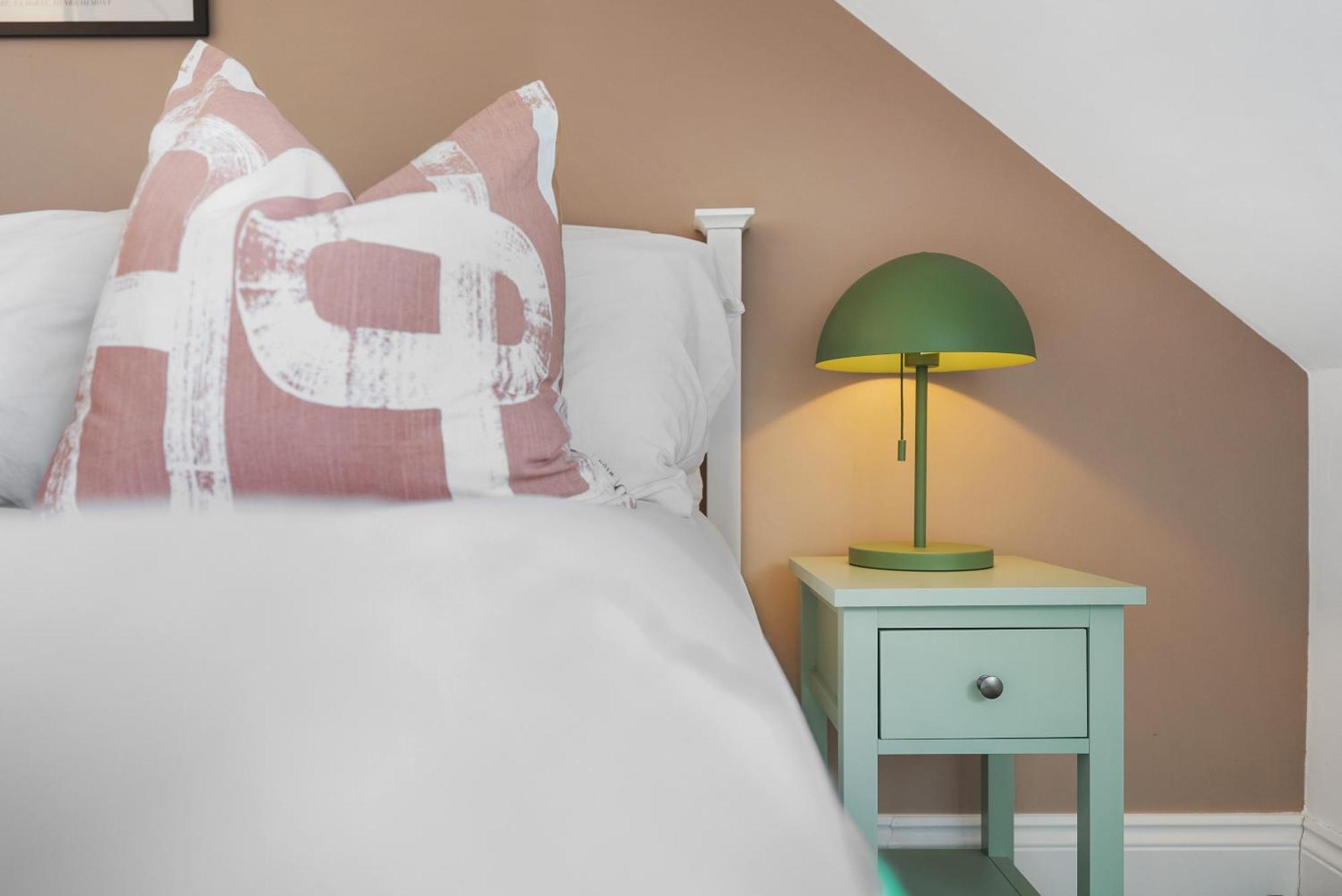 Long Term And Summer Special Offer! 5-Bedroom Spacious, Stunning Design, Sociable Areas & Cosy House Near South Downs Park, Sleeps 11 With Games Room, Private Parking And Garden- By Blue Puffin Stays ווטרלוביל מראה חיצוני תמונה