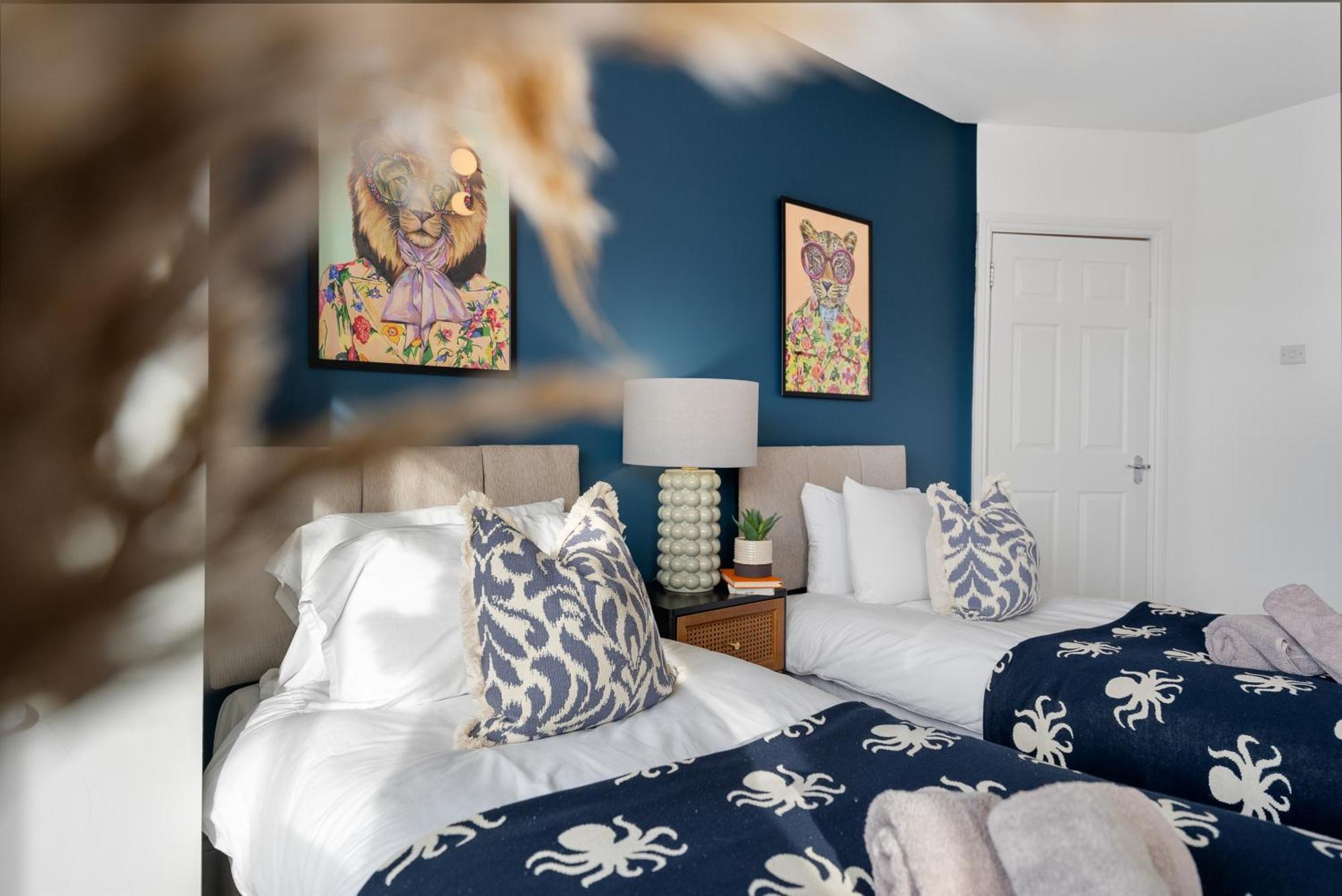 Long Term And Summer Special Offer! 5-Bedroom Spacious, Stunning Design, Sociable Areas & Cosy House Near South Downs Park, Sleeps 11 With Games Room, Private Parking And Garden- By Blue Puffin Stays ווטרלוביל מראה חיצוני תמונה