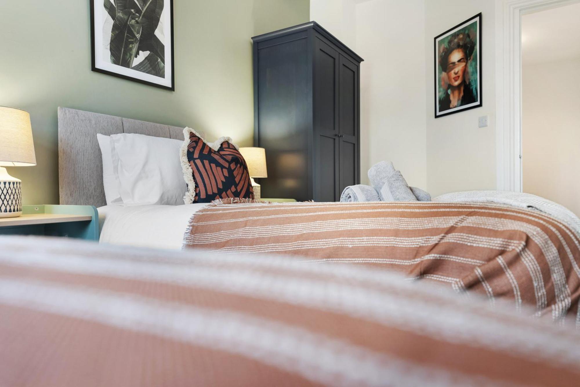Long Term And Summer Special Offer! 5-Bedroom Spacious, Stunning Design, Sociable Areas & Cosy House Near South Downs Park, Sleeps 11 With Games Room, Private Parking And Garden- By Blue Puffin Stays ווטרלוביל מראה חיצוני תמונה