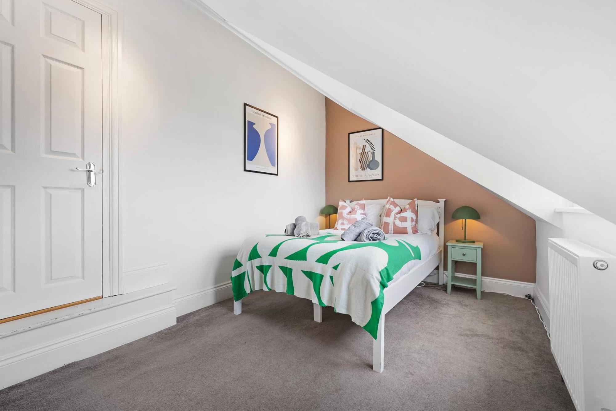 Long Term And Summer Special Offer! 5-Bedroom Spacious, Stunning Design, Sociable Areas & Cosy House Near South Downs Park, Sleeps 11 With Games Room, Private Parking And Garden- By Blue Puffin Stays ווטרלוביל מראה חיצוני תמונה