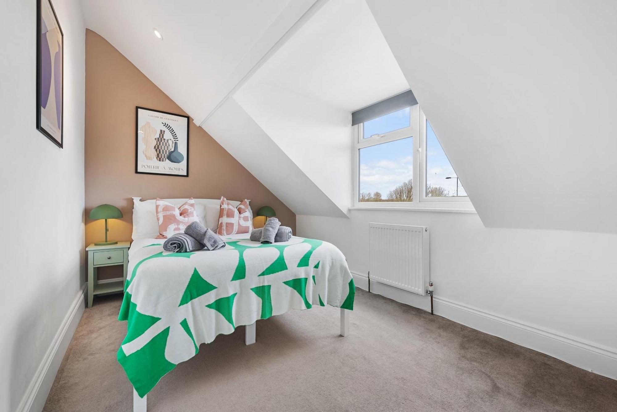 Long Term And Summer Special Offer! 5-Bedroom Spacious, Stunning Design, Sociable Areas & Cosy House Near South Downs Park, Sleeps 11 With Games Room, Private Parking And Garden- By Blue Puffin Stays ווטרלוביל מראה חיצוני תמונה