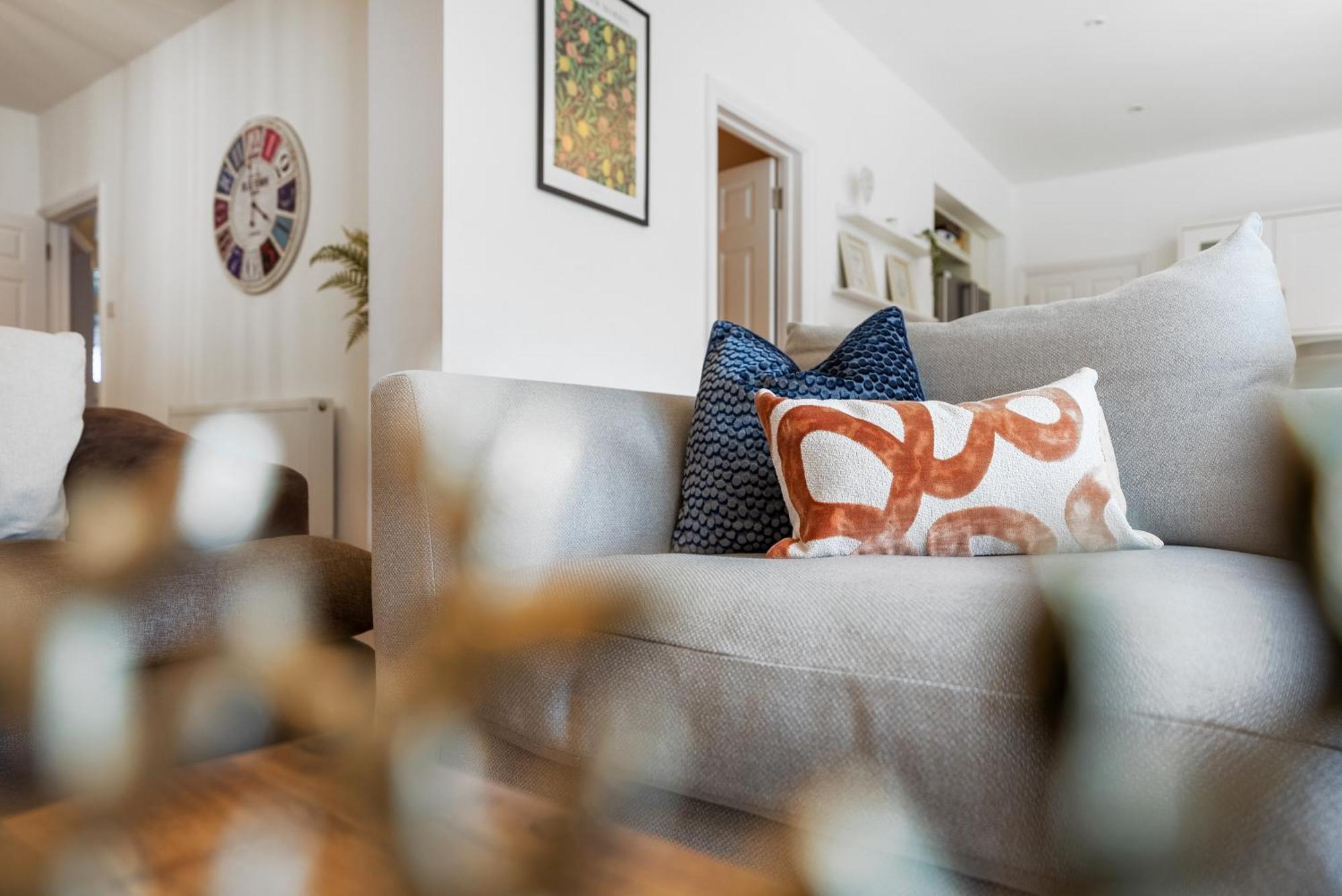 Long Term And Summer Special Offer! 5-Bedroom Spacious, Stunning Design, Sociable Areas & Cosy House Near South Downs Park, Sleeps 11 With Games Room, Private Parking And Garden- By Blue Puffin Stays ווטרלוביל מראה חיצוני תמונה