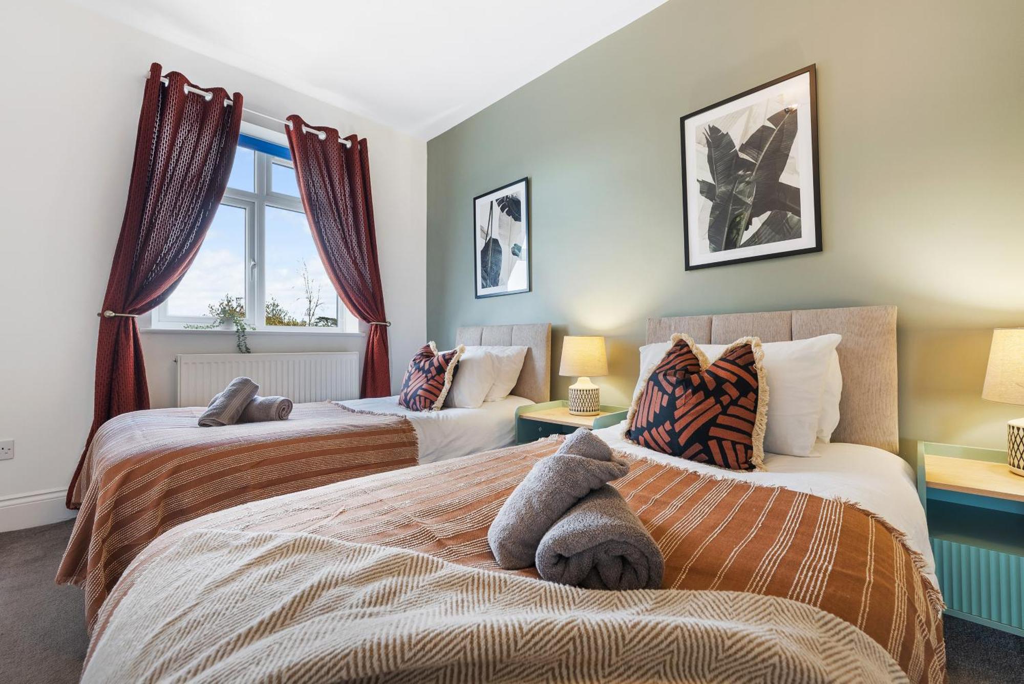Long Term And Summer Special Offer! 5-Bedroom Spacious, Stunning Design, Sociable Areas & Cosy House Near South Downs Park, Sleeps 11 With Games Room, Private Parking And Garden- By Blue Puffin Stays ווטרלוביל מראה חיצוני תמונה