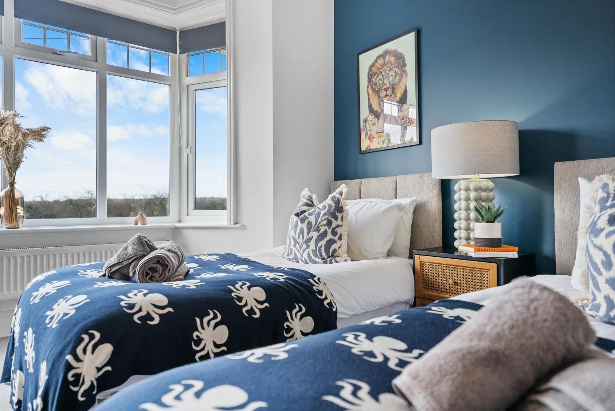 Long Term And Summer Special Offer! 5-Bedroom Spacious, Stunning Design, Sociable Areas & Cosy House Near South Downs Park, Sleeps 11 With Games Room, Private Parking And Garden- By Blue Puffin Stays ווטרלוביל מראה חיצוני תמונה