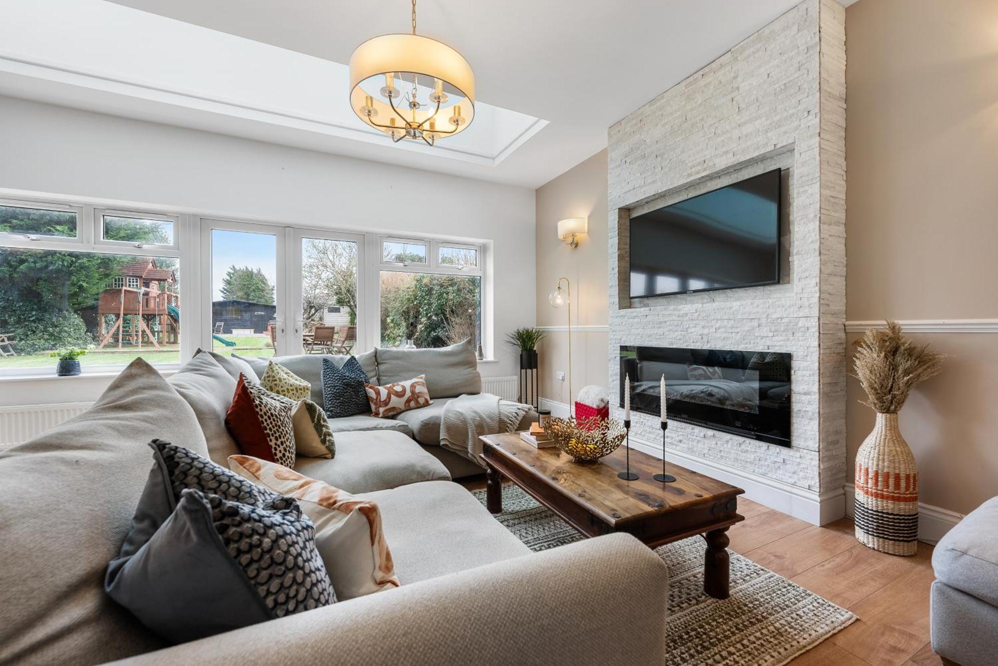 Long Term And Summer Special Offer! 5-Bedroom Spacious, Stunning Design, Sociable Areas & Cosy House Near South Downs Park, Sleeps 11 With Games Room, Private Parking And Garden- By Blue Puffin Stays ווטרלוביל מראה חיצוני תמונה