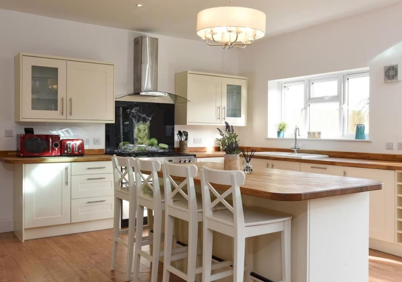 Long Term And Summer Special Offer! 5-Bedroom Spacious, Stunning Design, Sociable Areas & Cosy House Near South Downs Park, Sleeps 11 With Games Room, Private Parking And Garden- By Blue Puffin Stays ווטרלוביל מראה חיצוני תמונה