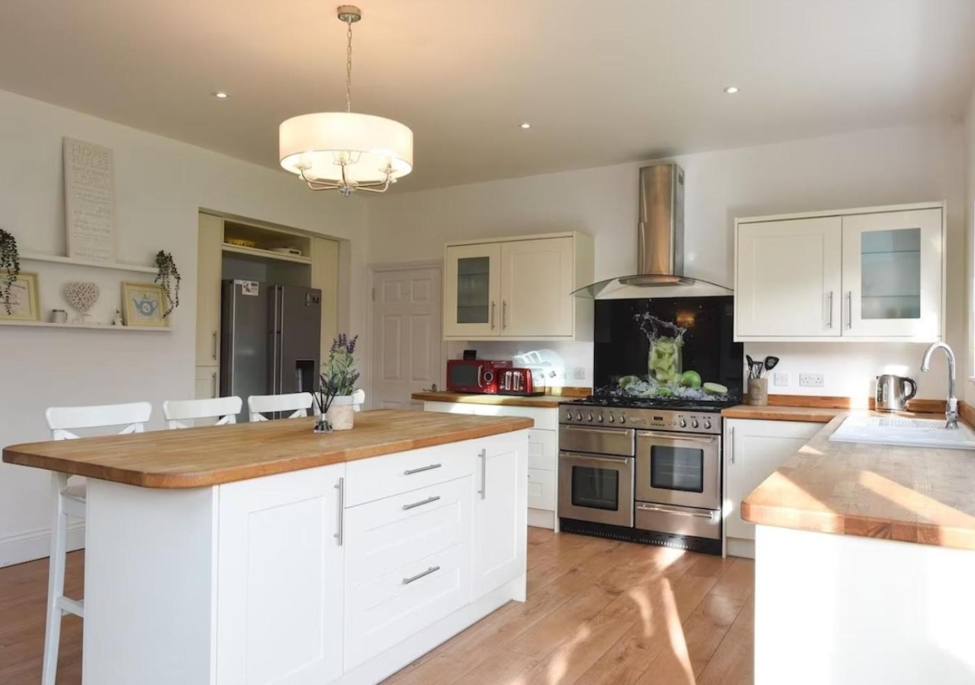Long Term And Summer Special Offer! 5-Bedroom Spacious, Stunning Design, Sociable Areas & Cosy House Near South Downs Park, Sleeps 11 With Games Room, Private Parking And Garden- By Blue Puffin Stays ווטרלוביל מראה חיצוני תמונה
